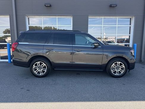Used 2025 Ford Expedition Active AWD/4WD image 4