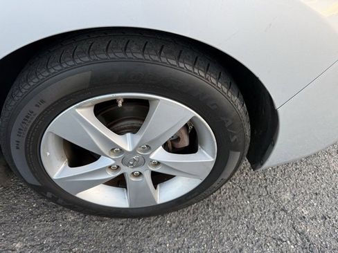 Used 2013 Hyundai Elantra GLS w/ Preferred Pkg image 17