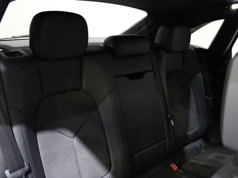 Used 2021 Porsche Macan Base image 33