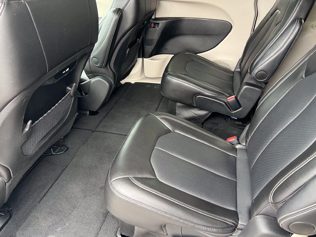 Used 2024 Chrysler Pacifica Touring-L FWD image 12