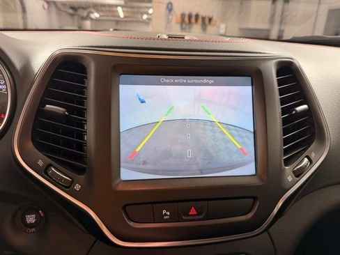 Used 2020 Jeep Cherokee Trailhawk image 30