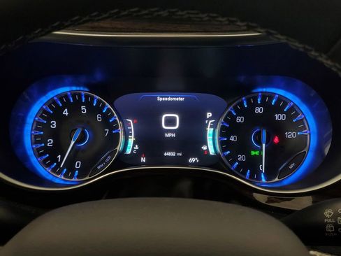 Used 2023 Chrysler Pacifica Limited image 17