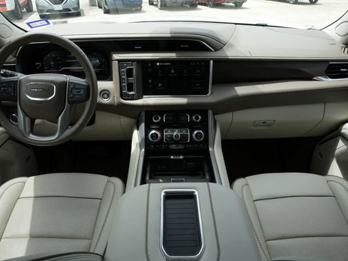 Used 2023 GMC Yukon XL Denali RWD image 7