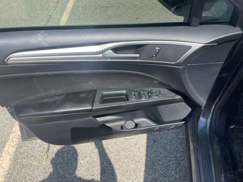 Used 2020 Ford Fusion SE AWD/4WD image 16