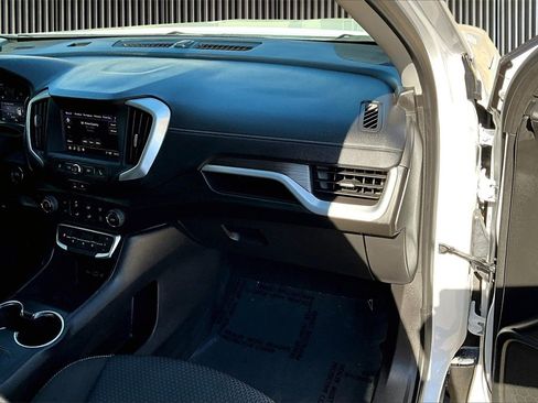 Used 2022 GMC Terrain SLE image 17