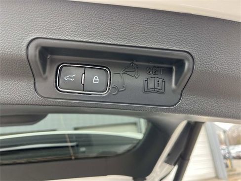 Used 2023 Ford Explorer XLT image 13