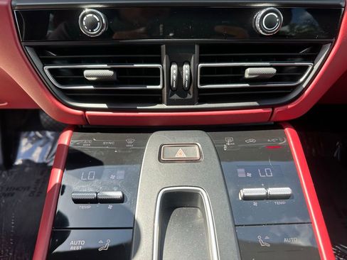 Certified 2024 Porsche Macan AWD/4WD image 29