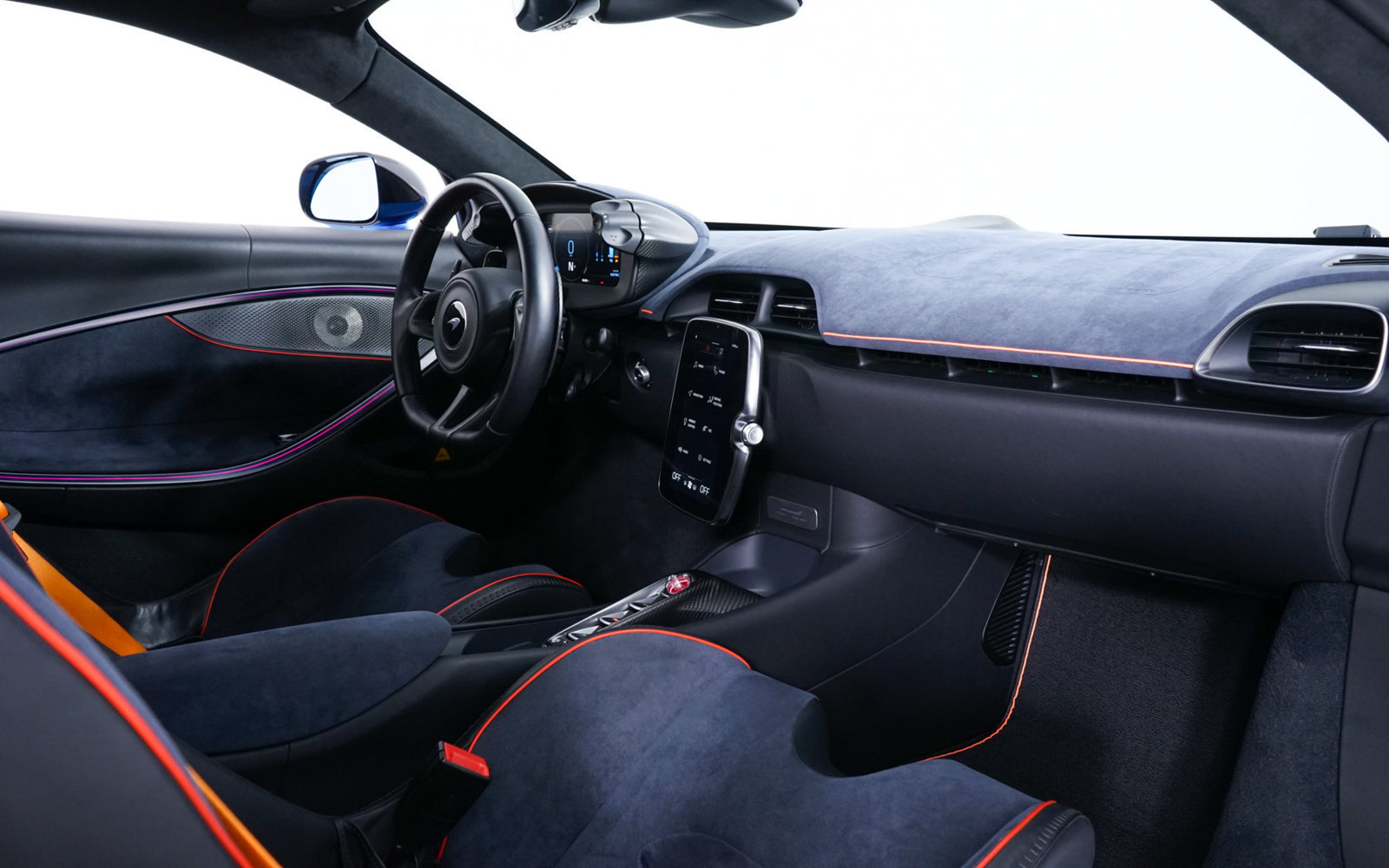 Used 2024 McLaren Artura RWD image 28