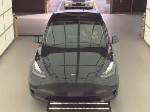 Used 2024 Tesla Model Y Long Range RWD image 6