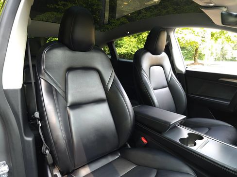 Used 2025 Tesla Model Y Long Range RWD image 21