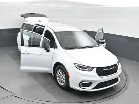 New 2026 Chrysler Pacifica Select image 49