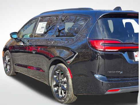 New 2026 Chrysler Pacifica Select FWD image 41
