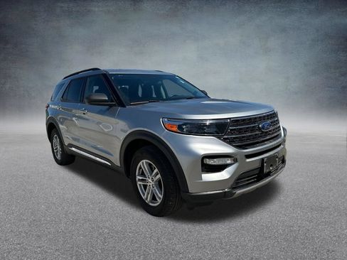 Used 2024 Ford Explorer XLT w/ Equipment Group 202A AWD/4WD image 40
