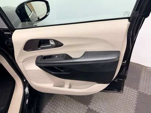 Used 2024 Chrysler Pacifica Touring-L FWD image 35