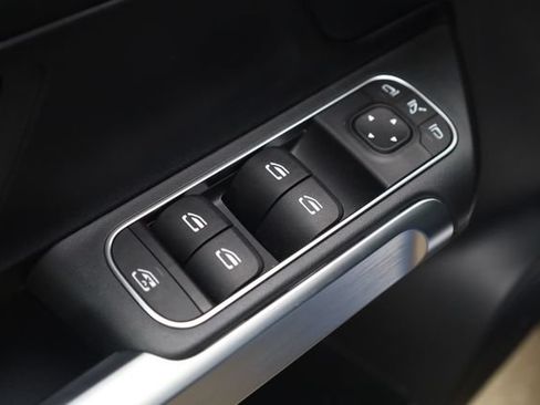 Used 2025 Mercedes-Benz GLB 250 4MATIC w/ Exclusive Package image 15
