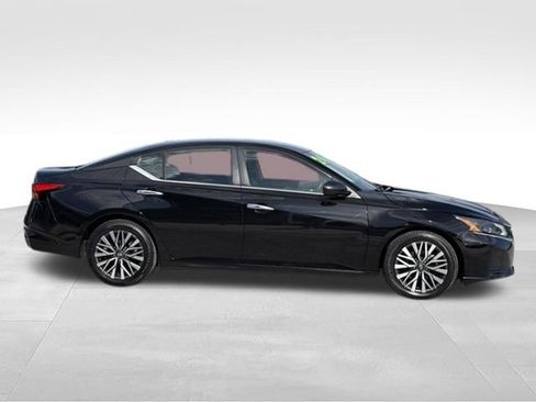 Used 2024 Nissan Altima 2.5 SV FWD image 3