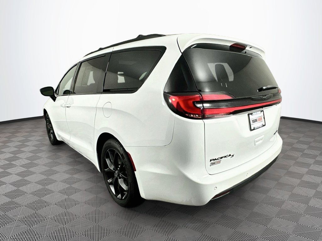 Certified 2025 Chrysler Pacifica Limited FWD image 7