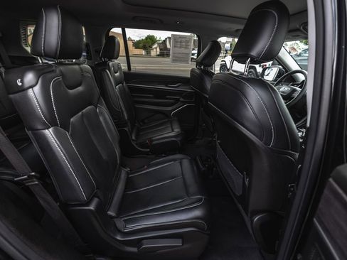 Used 2023 Jeep Grand Cherokee L Limited AWD/4WD image 31