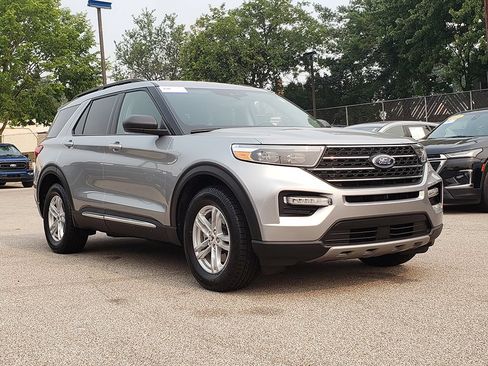 Certified 2023 Ford Explorer XLT w/ Equipment Group 202A AWD/4WD image 3