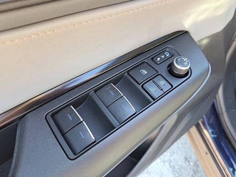 Used 2022 Toyota Venza LE image 15