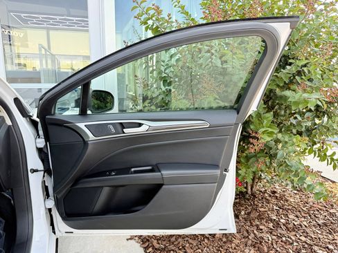 Used 2018 Ford Fusion SE w/ Equipment Group 602A FWD image 18