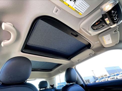 Used 2022 MINI Cooper 2-Door Hardtop image 11