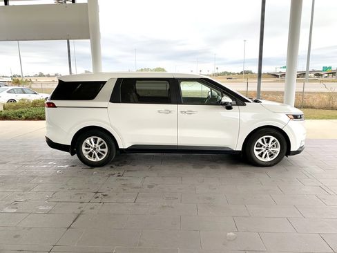 Used 2024 Kia Carnival LX image 4