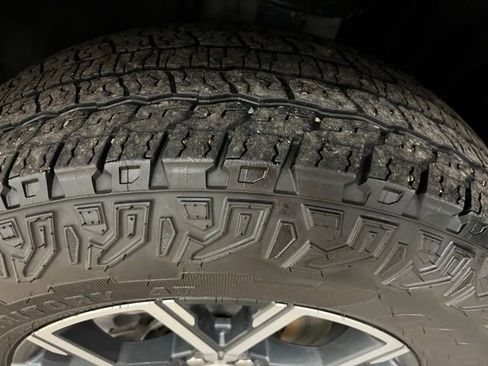 Used 2024 GMC Acadia AT4 w/ Luxury Package AWD/4WD image 28