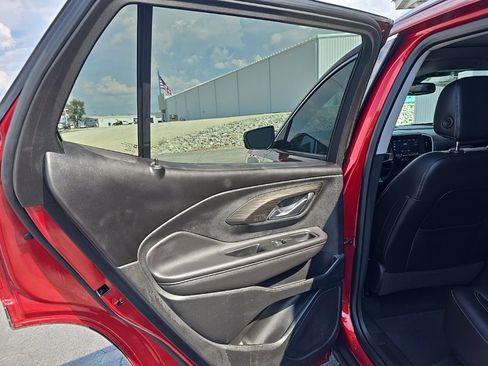 Used 2022 GMC Terrain SLT image 13