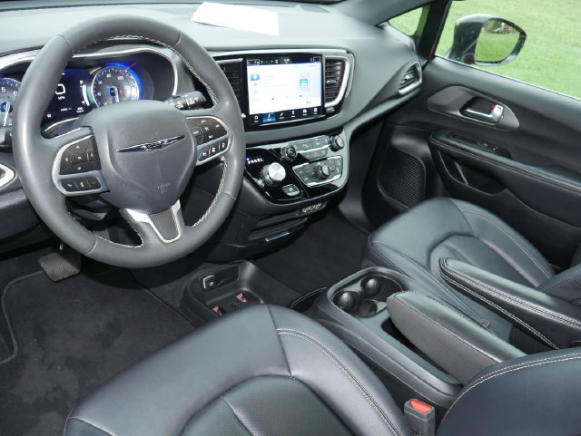 Used 2025 Chrysler Pacifica Select FWD image 15