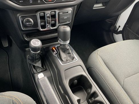 Used 2025 Jeep Wrangler Sahara image 40