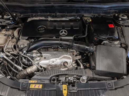 Used 2023 Mercedes-Benz GLB 250 4MATIC w/ Premium Package image 3