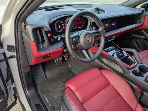 Used 2025 Porsche Cayenne GTS AWD/4WD image 14