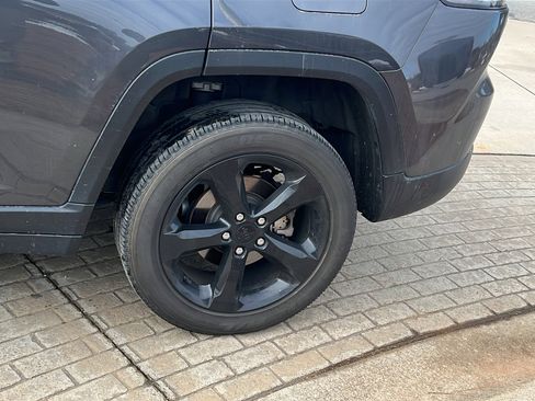 Used 2023 Jeep Grand Cherokee Altitude image 12