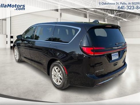 Used 2024 Chrysler Pacifica Touring-L FWD image 5