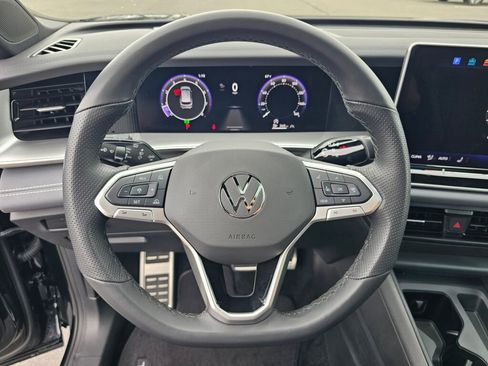 Certified 2025 Volkswagen Tiguan SE R-Line AWD/4WD image 16