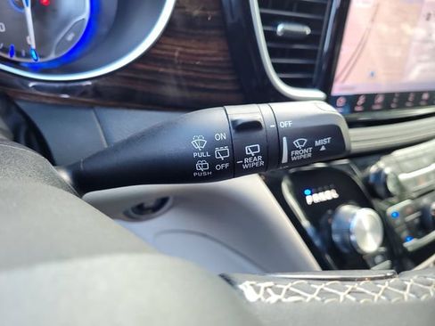 Used 2023 Chrysler Pacifica Limited FWD image 27