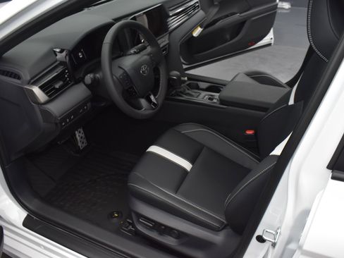 Used 2025 Toyota Camry SE image 12