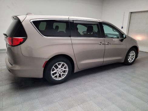 Used 2017 Chrysler Pacifica Touring image 10