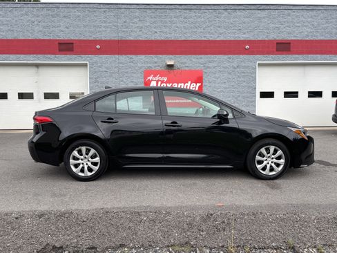 Used 2025 Toyota Corolla LE FWD image 2