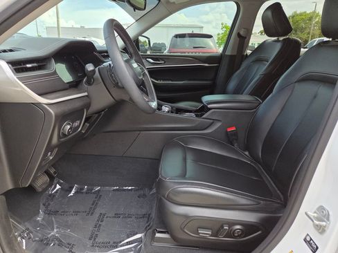 Used 2023 Jeep Grand Cherokee L Limited AWD/4WD image 28