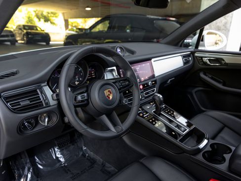 Certified 2026 Porsche Macan AWD/4WD image 4
