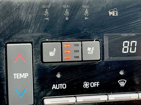 Used 2022 Toyota Avalon Limited image 23