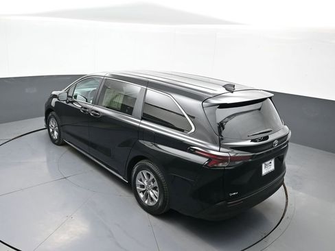 Certified 2025 Toyota Sienna LE image 40