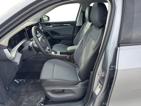 New 2025 Volkswagen Tiguan SE image 2