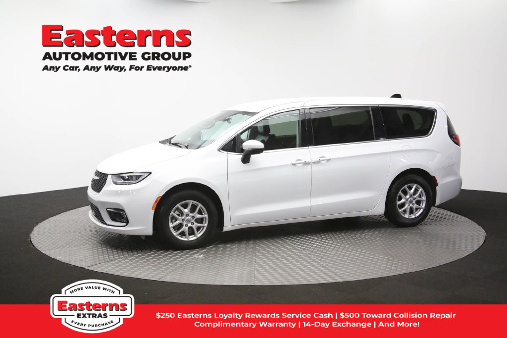 Used 2023 Chrysler Pacifica Touring-L FWD image 57
