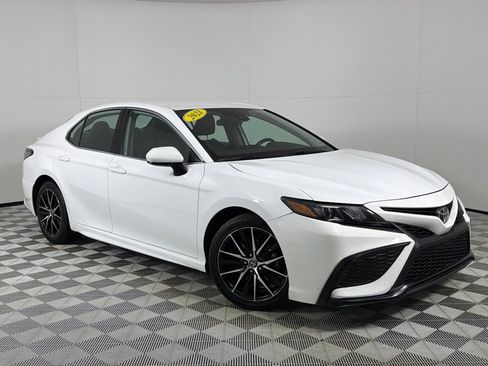 Used 2021 Toyota Camry SE image 2