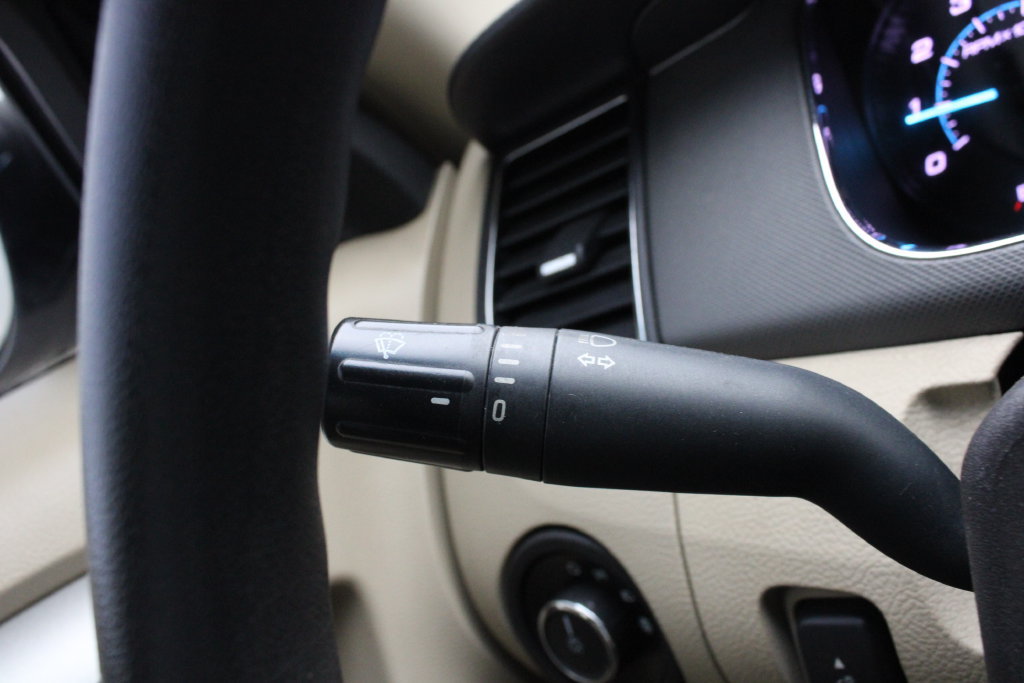 Used 2018 Ford Taurus SE FWD image 10