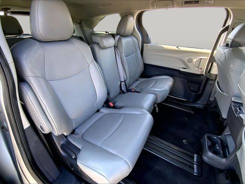 Used 2022 Toyota Sienna XLE FWD image 19