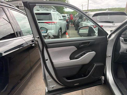 Used 2022 Toyota Highlander LE AWD/4WD image 16